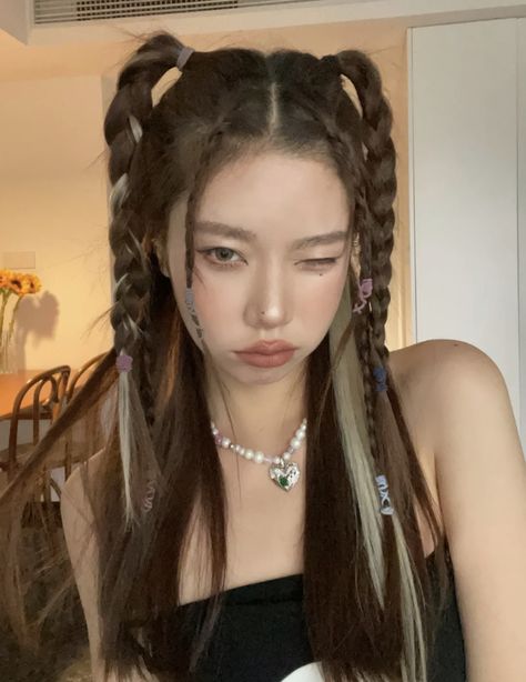 Hair Styles Y2k Curly, Hairstyles Ideas Y2k, Kpop Braided Hairstyles, Lunar New Year Hairstyle, Two Braids Half Up Half Down Hairstyle, Trendy Hair 2023, 2k Hairstyles, Gamer Hairstyles, New Jeans Hair