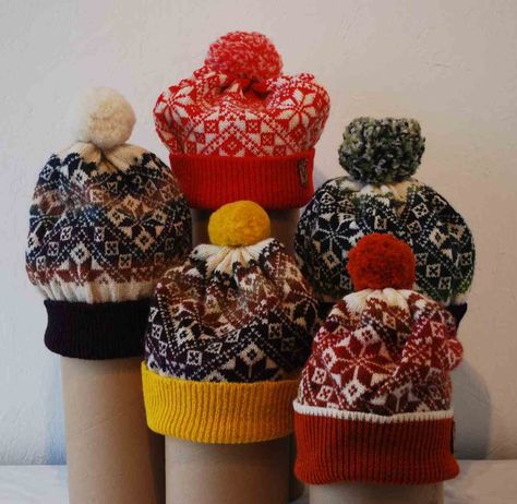 A display of Shetland wool and drops yarn bobble hats using a carpet roll inner to display them. Beanie Display Ideas, Knit Hat Display Ideas, Beanie Display, Craft Stand, Yarn Display, Craft Market Display, Vendor Displays, Market Display, Hat Display