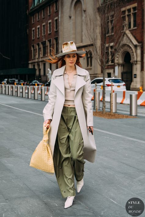 New York Fall 2020 Street Style - STYLE DU MONDE | Street Style Street Fashion Photos Bottega Veneta Intrecciato Twist bag Bottega Veneta Bag Street Style, Bottega Veneta Street Style, 2020 Street Style, Outfits New York, Beige Crop Tops, Street Style Bags, Fall Winter Trends, Reportage Photography, New York Fall