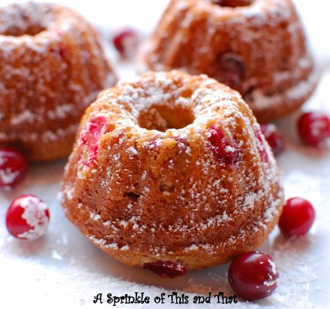 Mini Bunt Cake, Cranberry Orange Bundt Cake, Mini Bundt Cakes Recipes, Bundt Pan Recipes, Bundt Recipes, Mini Cake Recipe, Cranberry Dessert, Cranberry Cake, Mini Bundt