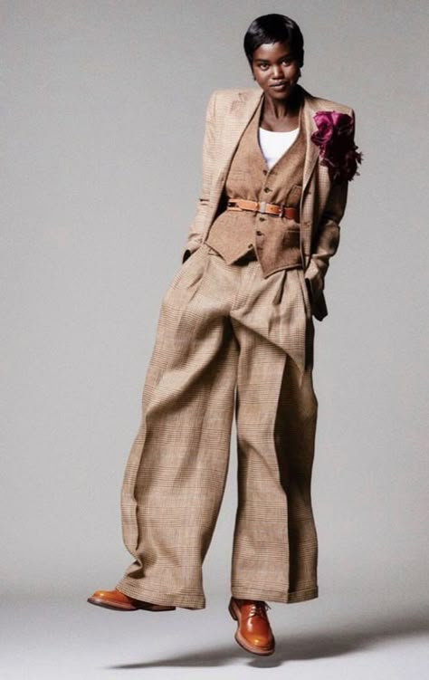 Elle Spain, Checkered Fabric, Vogue Us, Beige Pants, Vogue Germany, Suit For Women, Glen Plaid, Advanced Style, Vogue Russia