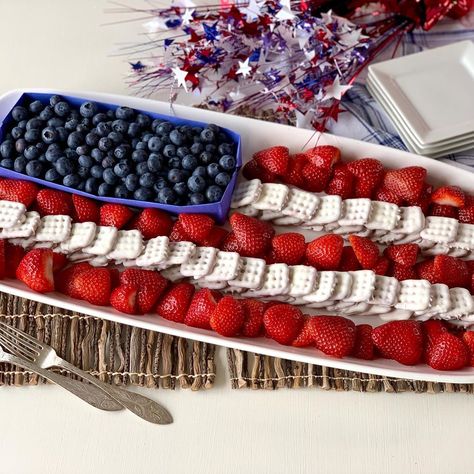 Food Crazed’s Instagram photo: “White Chocolate Covered Pretzels for a cute 4th of July snack tray! See full video... link in bio. #foodcrazednetwork #foodcrazed…” White Pretzels, Blue Snacks, White Chocolate Covered Pretzels, Recipe Printable, White Chocolate Pretzels, White Chocolate Covered, Flag Food, White Chocolate Recipes, Patriotic Food