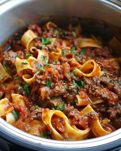 Bolganese Pasta, Italian Bolognese Sauce Authentic, Pappardelle Recipes, Classic Bolognese, Bolognese Sauce Authentic, Homemade Bolognese Sauce, Homemade Bolognese, Bolognese Sauce Recipe, Ragu Sauce