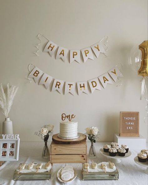 Cute Stylish Bithday Banner First Birthday Desert Table, 1st Birthday Cake Table Ideas, 1st Birthday Gender Neutral, One Year Birthday Table Decoration, Simple Cake Table Decor Birthday Parties, Dessert Table First Birthday, Neutral First Birthday Cake, Neutral One Year Birthday, First Birthday Centerpiece Ideas