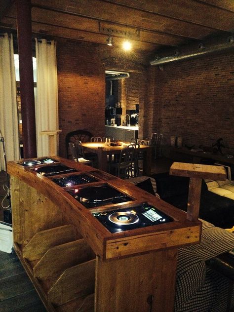 Dj Booth Ideas, Turntable Furniture, Hey Dj, Dj Decks, Dj Stand, Dj Table, Dj Room, Record Room, Sound Room