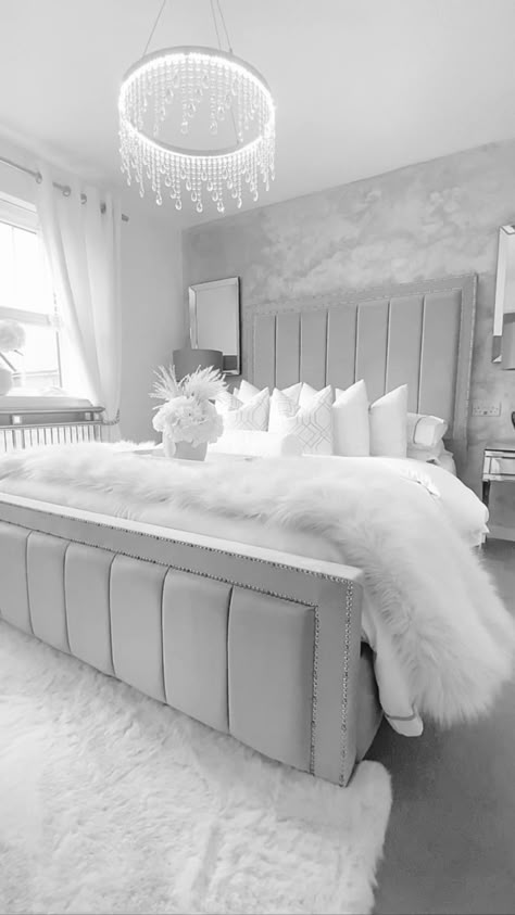 Chavvy Bedroom, Bedrooms Aesthetic, Room Organization Bedroom, Dream Bedroom Inspiration, Apartment Decorating Living, White Room Decor, Luxury Room Bedroom, Classy Bedroom, Makeover Bedroom