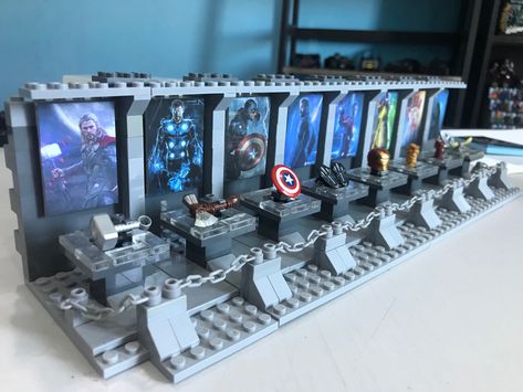 Avengers museum Lego Marvel Display, Lego Diorama, Lego Display Ideas, Lego Jedi, Lego Iron Man, Lego Avengers, Lego Village, Lego Marvel's Avengers, Lego Sculptures