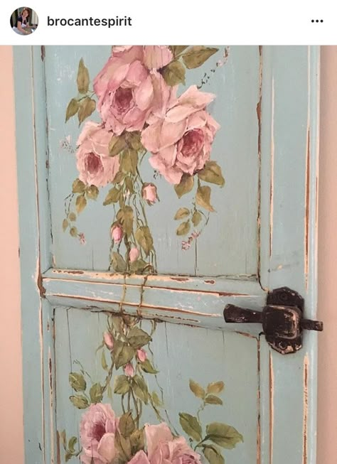 Painting Old Doors Ideas, Decoupage Doors Ideas, Decoupage Cabinet Doors, Door Murals Painted, Cabinet Doors Repurposed Diy, Blue Painted Door, Vintage Door Decor, Old Door Decor, Shabby Chic Diy Projects