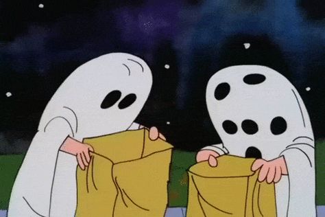 Woodstock Halloween, Halloween Drinking Games, Pumpkin Inspo, Turner And Hooch, Alfred Hitchcock The Birds, Snoopy Gif, Fall Chalkboard, It's The Great Pumpkin Charlie Brown, I Got A Rock