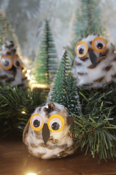 Make Pinecone Owls, fun Christmas craft with children — Hester's Handmade Home Diy Owl Ornaments, Pinecone Owls, Painted Sand Dollars, Pinecone Crafts Christmas, Easy Art For Kids, Christmas Craft Fair, Fun Christmas Crafts, Owl Crafts, Owl Ornament