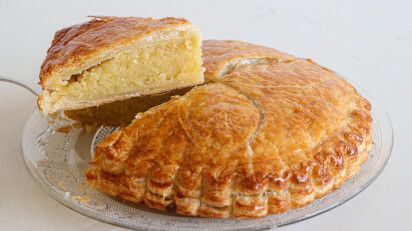 Galette des Rois Recipe (French Kings Cake) Kings Cake, The Cooking Foodie, Make Simple Syrup, Filled Cookies, Almond Cream, King Cake, French Pastries, Food Cakes, Sugar And Spice