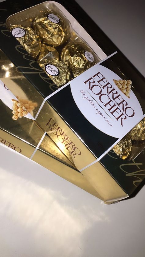 Ferrero Rocher Snap, Chocolate Ferrero Rocher, Chocolate Hampers, Ferrero Rocher, Birthday Board, Snap Food, Food Snapchat, Favorite Snack, Fake Story