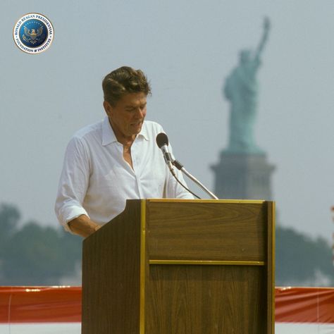 Ronald Regan, Patriotic Pictures, Ronald Reagan, American Patriot, Public Speaking, Us Presidents, Photography, Hair, My Favorite