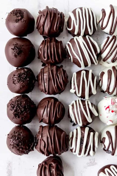 Easy Chocolate Oreo Balls (aka Oreo Truffles) - House of Nash Eats Chocolate Oreo Balls, Oreo Ball, Homemade Peppermint Bark, Oreo Truffles Recipe, Oreo Balls, Chocolate Oreo, Candy Recipe, Candy Recipes Homemade, Oreo Truffles