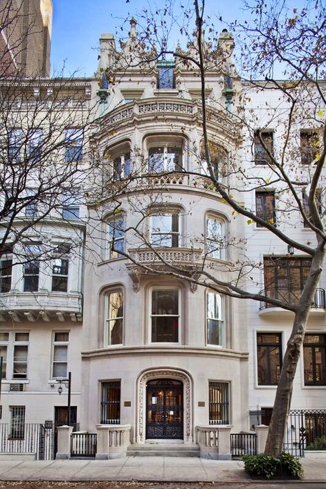 Beautiful Manhattan Townhouse Manhattan Townhouse, New York Townhouse, Lenox Hill, Apartment Goals, Greenwich Village, Nyc Apartment, Building Exterior, City Living, Beautiful Architecture