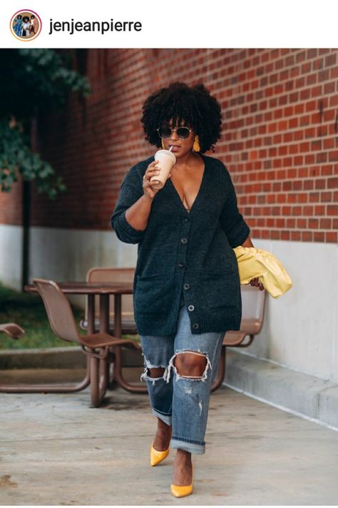 Black Mom Jeans Outfit Curvy, Off The Shoulder Cardigan Outfit, Black Denim Mom Jeans Outfit, Comfy Brunch Outfit Fall, Booties Outfit Black Women, Plus Size 16 Fashion For Women, Plus Size Classic Fashion, Plus Street Style, Casual Dinner Outfit Fall Jeans