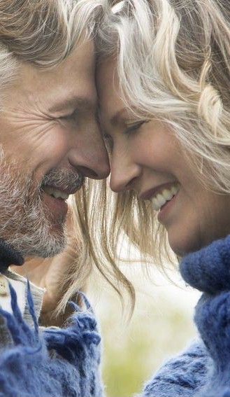 Middle Aged Wedding Photos, Older Couple Poses, Older Couple Photography, Old Couple In Love, Age Gracefully, Old Couples, Richard Gere, Couple Photoshoot Poses, Foto Art