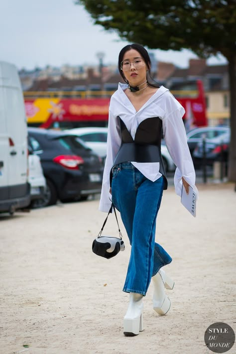 pfw-ss17-by-styledumonde-street-style-fashion-photography Walking Down The Street, Street Style 2017, Asian Street Style, Looks Street Style, Fashion Weeks, Street Style Inspiration, Mode Inspo, Inspired Outfits, Cool Street Fashion