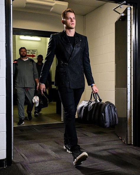 Joe Burrow Pregame Outfits, Joe Burrow In Suit, Joe Burrow Game Day Fits, How Burrow, Joe Burrow Fashion, Joe Burrow Style, Joe Burrow Suit, Joe Burrow Shirtless, Joe Burrow Wallpaper