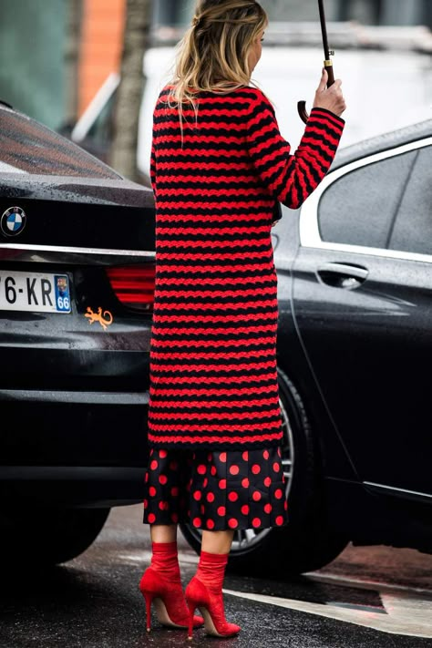 Print Clash Outfit, Red Dresses With Bold Print, Mix Prints Outfit Street Style, How To Mix Prints Fashion, Power Clashing, Zebra Print Street Style, Marni Senofonte, Print Mixing, Clashing Prints