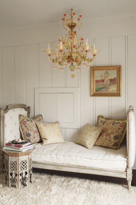 Antique Daybed Ideas, Bedroom Daybed Ideas, How To Decorate A Daybed, Bedrooms With Daybeds, White Living Rooms Ideas, Room With Daybed, Daybed Vintage, Daybed Styling Ideas, Daybed Decor