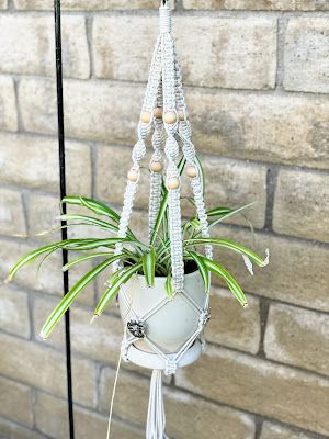 Plant Hanger Diy, Diy Macrame Plant Hanger, Hanger Diy, Macrame Plant Holder, Diy Plant Hanger, Hanger Design, Plant Basket, Macrame Ideas, Plant Hangers