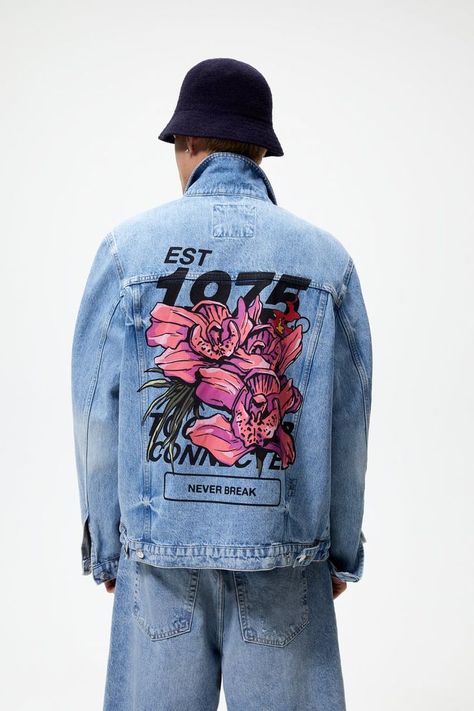 Denim Jacket Painting Ideas Easy, Hand Painted Denim Jacket, Denim Art, Painted Denim Jacket, Painted Jacket, Denim Ideas, Screen Printing Shirts, Shirt Print Design, Painted Denim