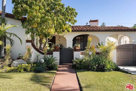 1935 Spanish house in Los Angeles, California - $1.8 Million | Old Houses USA Spanish Ranch Style Homes, Old Spanish Style Homes, Modern Spanish Home, Quotes Home Decor, Spanish Exterior, House In Los Angeles, Spanish Bungalow, Hacienda Style Homes, Quotes Home