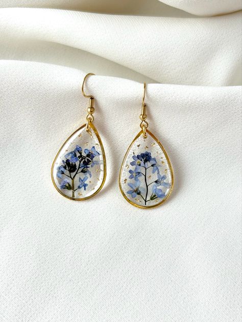 Resin Flower Earrings, Resin Earrings Ideas, Resin Jewelry Tutorial, Pressed Flower Jewelry, Flower Resin Jewelry, Resin Jewellery, Polymer Clay Creations, Jewelry Photography, Earrings Wedding