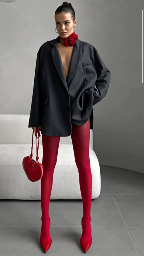 Bar Lounge Outfit Ideas, Lounge Outfit Ideas, Spring Date, Red Tights, Street Style Parisian, Lounge Outfit, Quirky Fashion, Looks Street Style, Bar Lounge