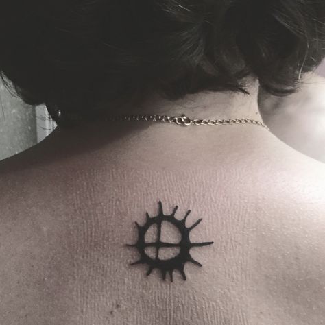 Samiskt soltecken. Beaivi. The Sapmi sun. ☀️ Pagan Tattoo Ideas, Pinterest Tattoos, Pagan Tattoo, Sun Tattoo, Cartoon Tattoos, Art Ink, The Vibe, Flash Tattoo, Maple Leaf Tattoo