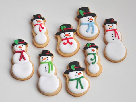 Snowmen Cookies, Christmas Sugar Cookies Decorated, Christmas Cookie Party, Miniature Snowman, Christmas Cakes Easy, Winter Cookies, Perfect Sugar Cookies, Cute Christmas Cookies, Christmas Cutouts