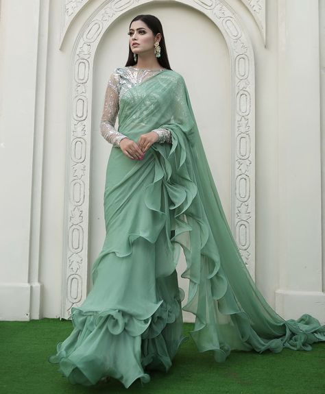 Frill Saree Style, Fesion Designing, Wedding Saree Look, Shaadi Lehnga, Ruffled Saree, Saree Wearing Styles, Sari Design, Desi Wedding Dresses, Women Saree