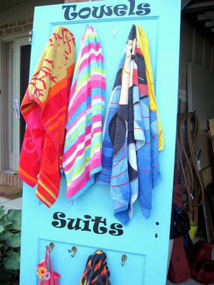 If I had a pool, or a beach house and a random extra door hanging around, I'd totally do this...I would use a screen door so air could circulate. Place hangers on wooden part of screen door Cottage Hacks, Vintage Doors Repurposed, Living Pool, Diy Swimsuit, Doors Repurposed, Diy Outdoor Decor, Pool Towel, Pool Decor, Old Door