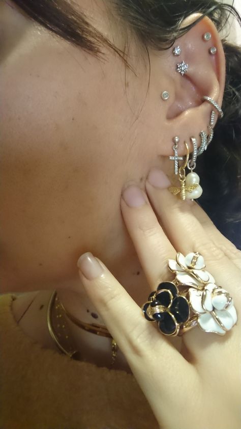 Ear Setup, Maximalist Jewelry, Earring Stacks, Multiple Ear Piercing, Boho Jewels, Cool Ear Piercings, Pretty Ear Piercings, Cool Piercings, Cute Ear Piercings