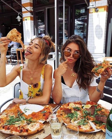 Pizza Station, Spaghetti Pizza, Eating Pizza, Pizza Day, Paris Cafe, D F, Pizza Party, Food Goals, Korean Skincare