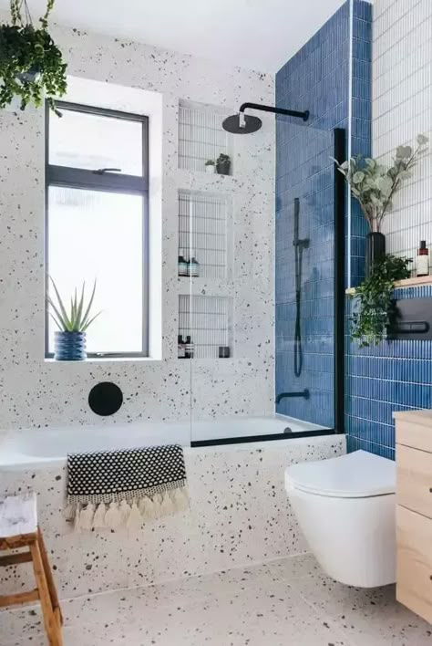 Bathroom Terrazzo, Terrazzo Bathroom, Beautiful Small Bathrooms, Tiled Bathroom, Casa Hobbit, Bathroom Accent Wall, Terrazzo Tile, Bathroom Design Trends, Bad Inspiration