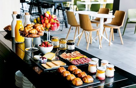 Hotel Breakfast Buffet, Hotel Breakfast, Small Hotel, Breakfast Buffet, Breakfast Area, Chocolate Fondue, Cheese Board, Coco, Cheese