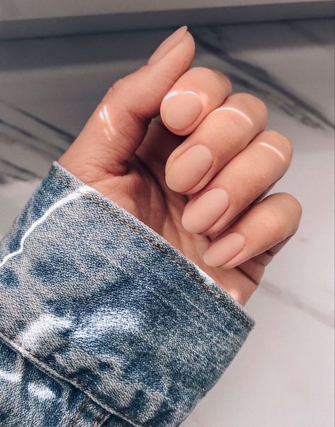 17 Trendy Round Nail Ideas for Fall 2023 Oval Nails By Skin Tone Range, Nude Oval Nails Short, Short Round Matte Nails, Shirt Oval Nails, Beige Oval Nails, Oval Matte Nails, Oval Nails Matte, Natural Nails Matte, Natural Matte Nails