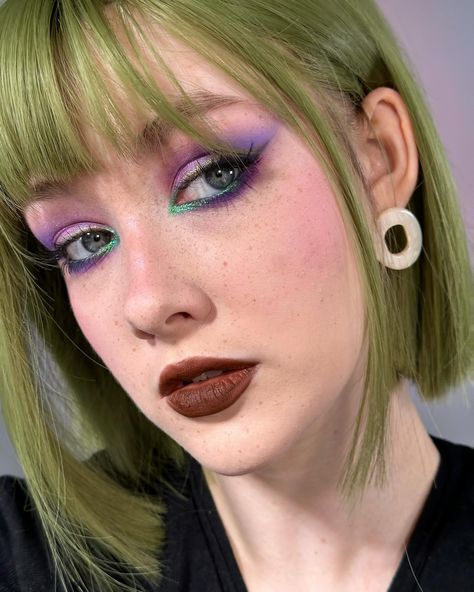 Full @kaleidosmakeup look ｡･:*:･ﾟ’☆ 𝔢���𝔶𝔢𝔰 The Escape Pod palette, Glowing Iris Palette, Limelight multichrome pencil 𝔣𝔞𝔠𝔢 Dreamwalk Blush 𝔩𝔦𝔭𝔰 Mahogany Lip Clay #макияж #креативныймакияж #makeup #creativemakeup #brightmakeup #cosmetics #косметика #kaleidos #kaleidosmakeup #glowingiris #theescapepod Kaleidos Makeup Looks, Alien Palette Looks, Kaleidoscope Makeup, Kaleidoscope Makeup Eyes, Green Editorial Makeup, Blush Lips, Escape Pod, Bright Makeup, Makeup Tutorial Video