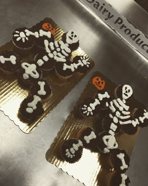 Skeleton Cupcake Cake, Skeleton Desserts, Skeleton Cake Ideas, Skeleton Birthday Cake, Skeleton Cake Birthday, Skeleton Cupcakes, Skeleton Birthday Party, Skeleton Cake, Halloween Birthday Cakes