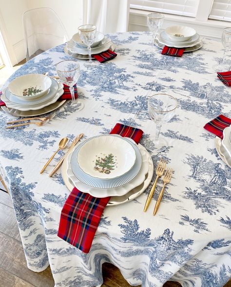 Blue Toile Christmas, Coastal Grandmother Christmas, Blue And White Christmas Table, Christmas Tablecloth Ideas, Christian Decorations, Toile Christmas, Christmas Toile, Christmas Dining Table Decor, Christmas Tartan