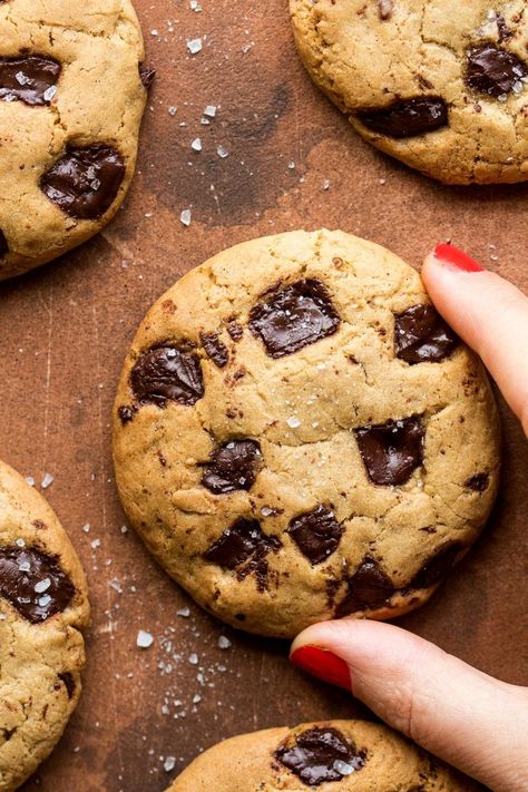 Vegan chocolate chip cookies with aquafaba Fudgy Vegan Brownies, Veggie Ideas, Lazy Cat Kitchen, Vegan Biscuits, Mouthwatering Food, Cat Kitchen, Vegan Chocolate Chip Cookies, Vegan Cakes, Desserts Vegan