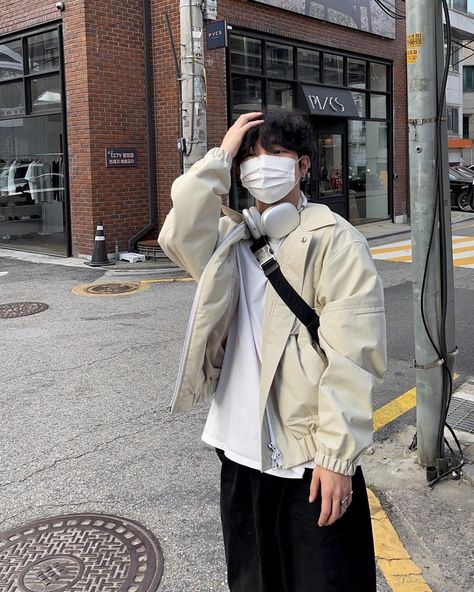 Boy With Headphones Aesthetic, Korean Street Fashion Mens, Chinese Men Fashion, Headphone Outfit, Boys Aesthetic Outfits, Dark Tunnel, Korean Street Fashion Men, Asian Guy, Acubi Fashion