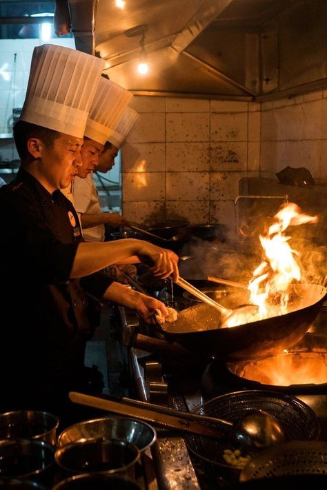 Wok Cooking, Chinese Kitchen, Cooking Photos, Cooking Photography, Cooking Easy, Restaurant Photography, Spicy Dishes, Asian Restaurants, Fire Cooking