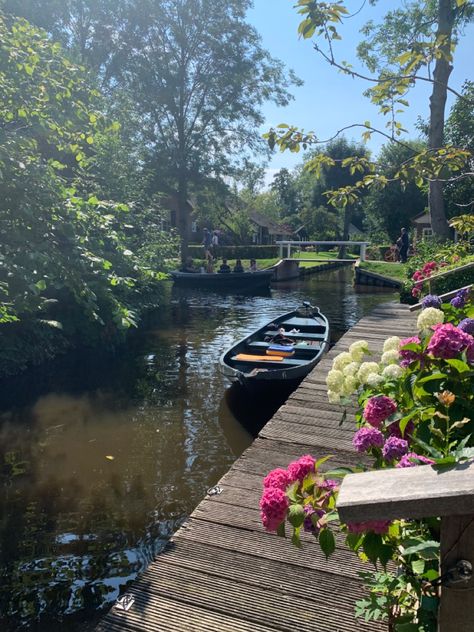 Dutch Astethic, Giethoorn Aesthetic, Netherlands Beautiful Places, Holland Countryside, Living In The Netherlands Aesthetic, Netherlands Countryside, Netherlands Honeymoon, Giethoorn Netherlands Photography, The Netherlands Countryside