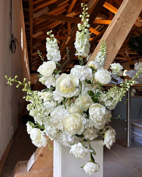 White Tulip And Peony Bouquet, White Peonies Wedding Centerpieces, Peony Arrangement Wedding, White Peonies Arrangement, Flower Inspo For Wedding, Hanging Ceremony Flowers, White Roses And Green Hydrangeas, Floral Wedding Ceremony Arch, White Rose Reception