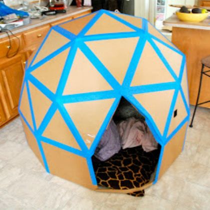 triangular fort Cardboard Castle, Koti Diy, Ideal Toys, Cardboard House, Geodesic Dome, Diy Cardboard, Cardboard Crafts, Craft Activities, Cardboard Box