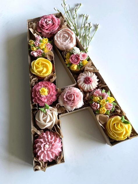 Cupcakes In Letter Boxes, Cupcake Letter Boxes, Letter Cupcakes, Cupcake Arrangements, Buttercream Flowers Tutorial, Cupcakes Flores, Cute Bakery, Letter Boxes, Fancy Cupcakes