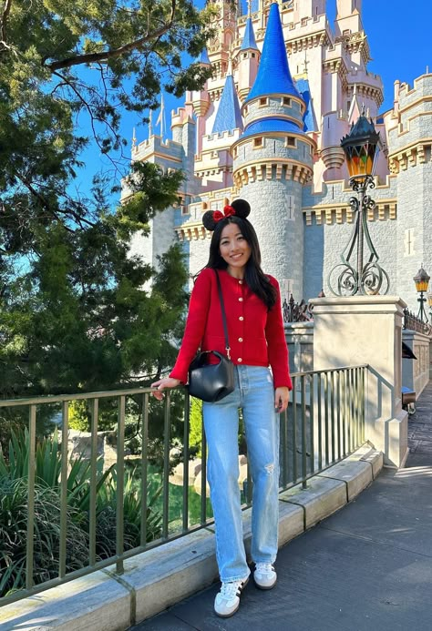 Travel Outfit Ideas - What to wear at Disney World Disneyland Autumn, Magic Kingdom Outfit Ideas, Disneyland Christmas Outfit, Disney Outfits Winter, Disney Winter Outfits, Disneyland Outfit Winter, Hk Disneyland, Hongkong Outfit, Disneyland Fits